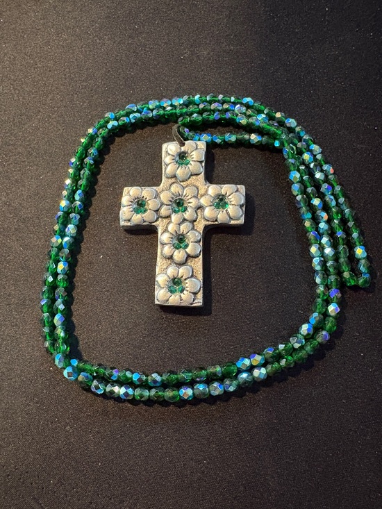 Jewelry - Green Beaded Necklace with Floral Cross Pendant EUC